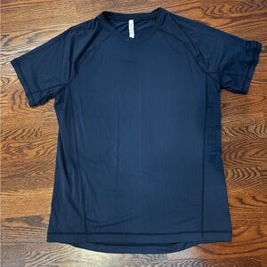 Men’s lululemon short sleeve v-neck shirt - size XL